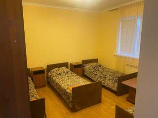 Гостиница Хоредж Избербаш Классический трехместный номер-1